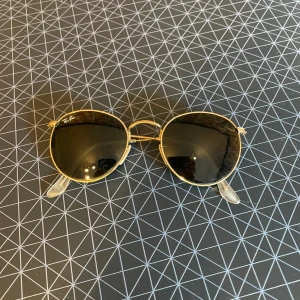 Ray-Ban  - Feta Ray-Ban glasögon som inte riktigt passa min stil. Nypris - runt 1200kr
