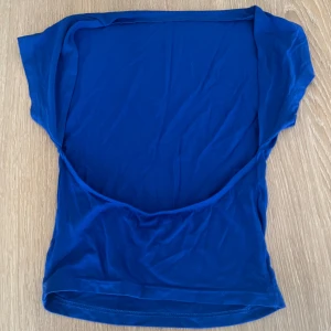 Topp med öppen rygg - Topp från shein med öppen rygg! Använd en gång💙 stl xs/34