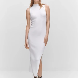 Mango långklänning - Lång vit sleeveless klänning från Mango🤍. Använd en gång.
