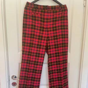 Rutiga kostymbyxor  - Säljer de här sjukt bekväma rödrutiga kostymbyxorna, nästan aldrig använda och därför väldigt bra skick!