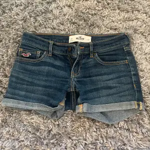 Supersnygga lågmidjade jeansshorts från Holister 💗 Säljer då de inte passar längre 🌼 