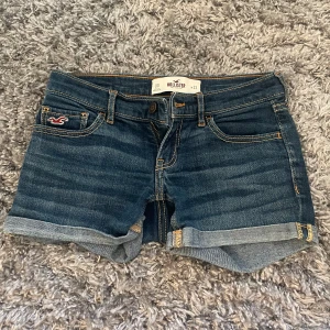Lågmidjade jeansshorts  - Supersnygga lågmidjade jeansshorts från Holister 💗 Säljer då de inte passar längre 🌼 
