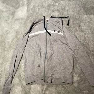 Tröja ifrån Hugo Boss - En Tröja från Hugo boss. Köpt på NK för ett bra tag sedan. Knappast använd och i bra skick!