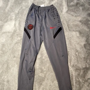 PSG byxor - Byxor som är sparsamt använda. Har dock ett litet hål på knät som man ser i bild 2.