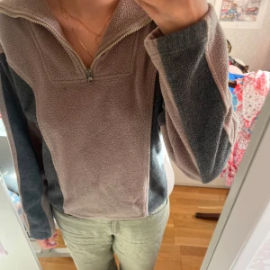 Fleece - Fleectröja använd men i bra skick. Beige/ grå i storlek M