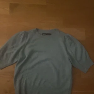 grå/grön stockade tröja - säljer denna grå/gröna tröja från only💗 köpt för 300kr och den är endast testad så kommer att sälja för 270kr💗 priset går alltid att diskutera💗 tröjan är i storlek Xs men skulle nog säga att den skulle passa S också