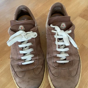 Moncler Skor - Bruna moncler skor, gammaldags. Riktigt feta skor nu till sommaren och hösten. Inte sett dem någon stans så antar att de inte säljs längre( inte 100)Finns några defekter, men märks inte så mycket. Storlek 43 men passar också 43,5  Pris kan diskuteras