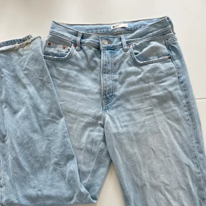 Lågmidjade jeans - Lite lösare jeans från Gina Tricot. Säljer samma fast i svart oxå. Skriv vid fler frågor❣️priset plus frakt gäller😊skriv gärna innan du använder ”köp nu”!
