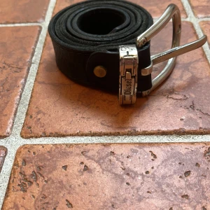 Diesel bälte - Hej, säljer nu mitt svarta diesel bälte i storlek 90 cm. Det är använt en del men väldigt sparsamt. Det är i ett bra skick. Hör av dig vid funderingar och pris kan diskuteras. 