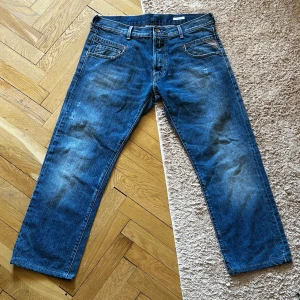 Replay jeans  - Clean jeans från replay, skön wash och ingen direkt distress på de mer än från fabrik, säljer pga kommer ej till användning, pris kan diskuteras