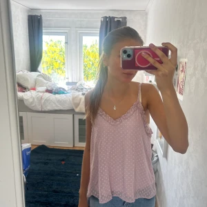 Festtopp/ sommartopp - Ljus- lila somrig festtopp. Den har ett lite glittrigt tyg och är vringad. 💗💗