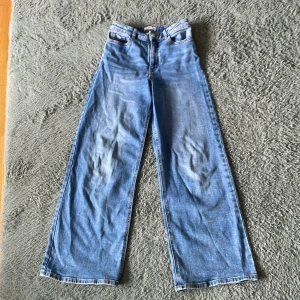 Blå barn jeans Viola - Blåa barn jeans från Lindex. Säljer pga de inte passar mig längre. En liten fläck på vänstra benet, syns knappt men jag ville bara nämna det☺️ Ganska använda, men nytvättade såklart. Köparen står för frakt. Kontakta mig om det är något du undrar🥰