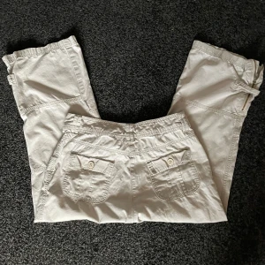 y2k byxor - söt lågmidjad långa trekvartsbyxor kan dock bli till vanliga långa byxor om man är runt 155cm   midjemått rakt av: 35 cm  innerbenslängd: 60cm