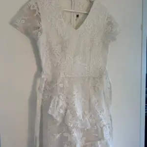 Jätte fin vit klänning från Dennis Maglic, inga defekter!🤍  Perfekt sommar klänning eller till tex avslutning 