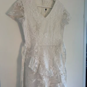 Vit klänning / student klänning  - Jätte fin vit klänning från Dennis Maglic, inga defekter!🤍  Perfekt sommar klänning eller till tex avslutning 