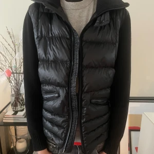 Moncler Cardigan - Säljer nu min killes super snygga moncler cardigan.☀️ Perfekt nu till våren och sommaren, men passar perfekt på hösten och även vintern. Den är i inprincip nyskick. Storlek M. Givetvis äkta! Ifall du har frågor är det bara att skriva!💞
