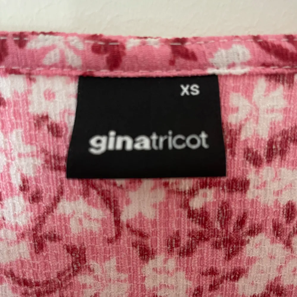 En så fin sommarklänning som passar alla tillfällen. Köpt från Gina tricot och bara använd en gång ❤️ nypris:399 kr. Mekot.