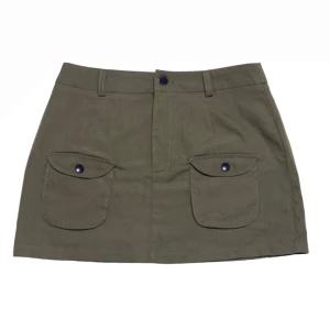 Mörkgrön minikjol - En militärgrön minikjol med två framfickor. Midje storlek 72cm, längd 35cm