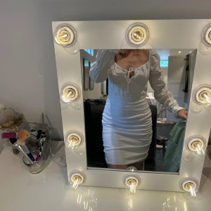 Vit klänning  - Vit klänning från pretty little things Oanvänd !! Köparen står för frakt 😊