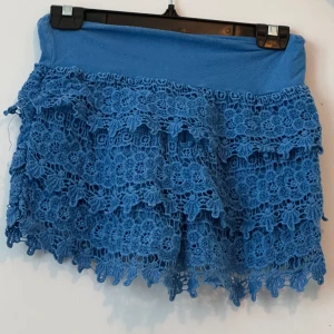 Blå miniskirt - Blå miniskirt med inbyggda shorts