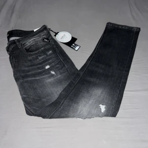 Replay jeans - Ett par sprillans nya Replay willbi jeans i storlek 33/32. 10/10 skick. Kontakta gärna vid lilla minsta intresse!