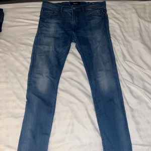 Blå Replay jeans (33) - Blå Replay jeans strlk 33