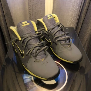 Nike Air Visi Pro 3 - Hej 😀!  Jag säljer ett par snygga Nike-skor med en fantastisk färgkombination. Jag säljer dem eftersom jag inte använder dem längre. De har alltid tagits om hand väl och är i utmärkt skick. Tveka inte att kontakta mig om du har frågor.   Mvh