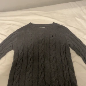 Mörkgrå kabeltröja - Skick 8/10, tjock krage, gjort av ull. Har ingen användning av det längre. Priset kan diskuteras vid snabbköp.