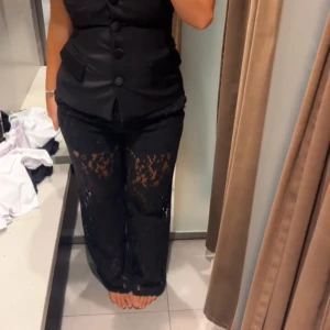 Spetsbyxor - Storlek S Köpta från zara i Malaysia därav inte kan lämna tbx Aldrig använda men tagit bort prislappen 