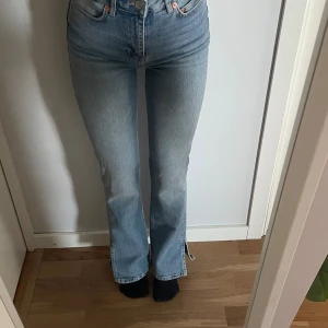 Blå jeans med slit vid foten - Fina jeans!!  (Jag står på tå på bilden då dem är lite långa för mig)