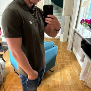 Moncler Piké - Mörkgrön piké från Moncler. Bra skick. Äkta såklart. Skriv för frågor!