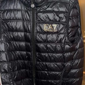 Armani väst  - Helt ny oanvänd väst som jag fick i present , tyvärr är jag för stor så den passar inte mig , storlek S/M 