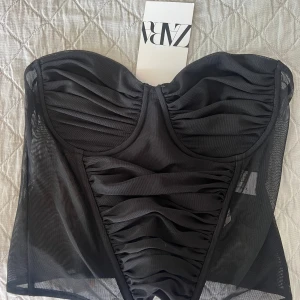 Zara crop top  - Zara crop top aldrig använd med prislapp kvar, storlek M!