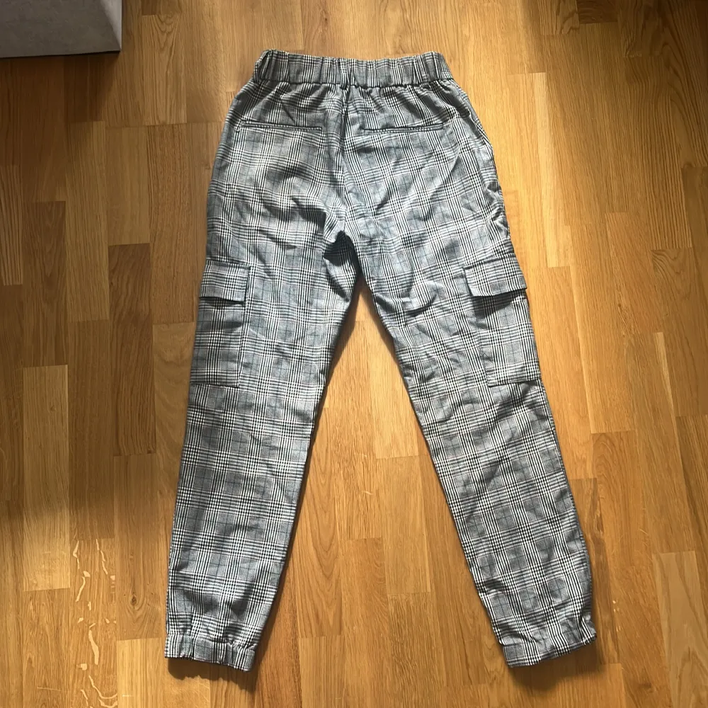 Säljer dessa rutiga cargo/kostymbyxor från Pull & Bear. Relativt tighta, men ändå lite baggy. Kan klä upp dem eller klä ner dem beroende på stilen man är ute efter. Storlek Medium (M). Jeans & Byxor.