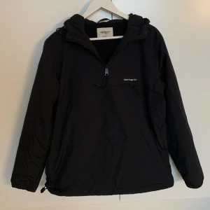 Anorakjacka, Carhartt - En anorak i riktigt bra skick som tyvärr bara kom till användning under en skidsemester. Därmed är den enbart använd då. Fleece på insidan, otroligt varm och skön. ⛷️🚠🌨️