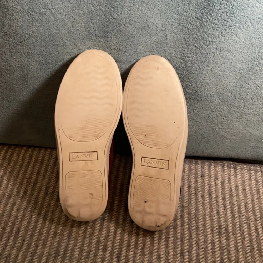 Lanvin skor vinröda🍷 storlek 43 kvalitet 7/10 funkar fortfarande utmärkt jätte bra pris för kvaliteten ❗️1299——>❗️899❗️. Skor.