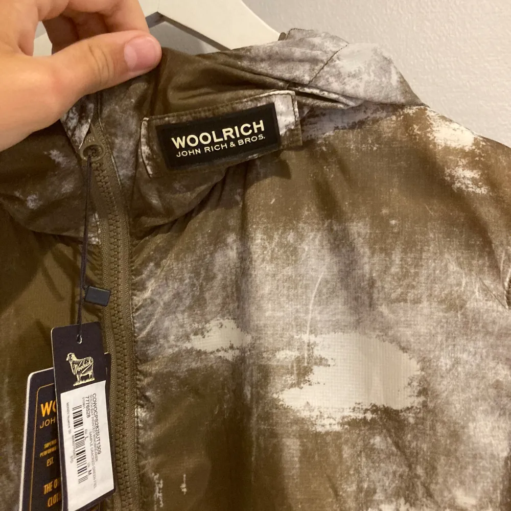 Helt ny Woolrich windbreaker i storlek L men passar storlek M. Nypris ca 2800 mitt pris 1299. Kan gå ner i pris vid snabb affär.. Jackor.