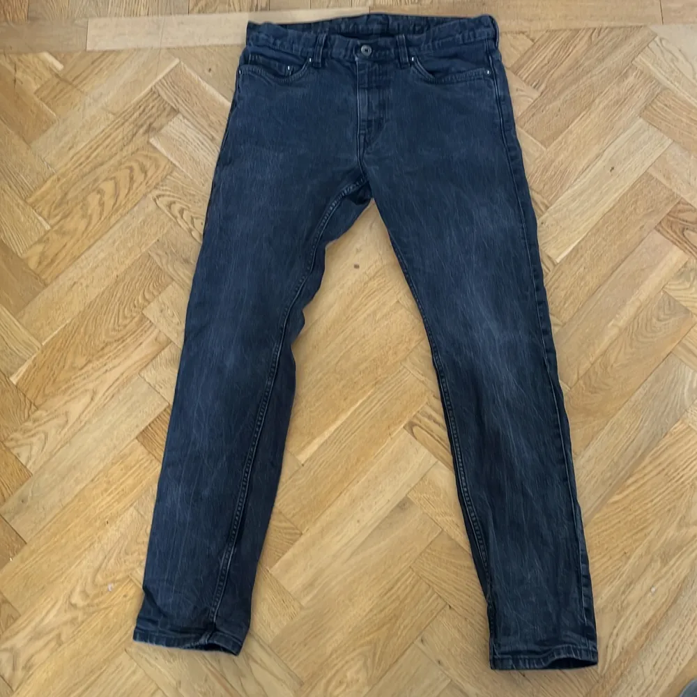 Ett par snygga jeans från H&M! Har använts ett antal gånger, men de är fortfarande fullkomligt användbara!🔥. Jeans & Byxor.