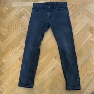 Ett par snygga jeans från H&M! Har använts ett antal gånger, men de är fortfarande fullkomligt användbara!🔥