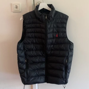Ralph lauren väst - Säljer den feta Ralph luran västen storlek m använd typ 5 gånger så skit bra skick säljer den för den va lite för stor för mig. Skicka om du har några frågor 