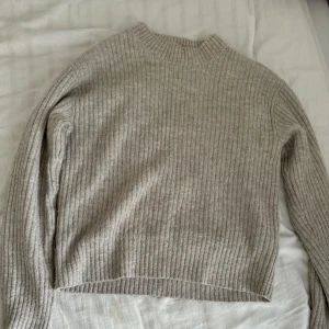 Stickad tröja  - Den är använd på ett bra och sparsamt sätt. Den är i bra skick. Inga defekter 