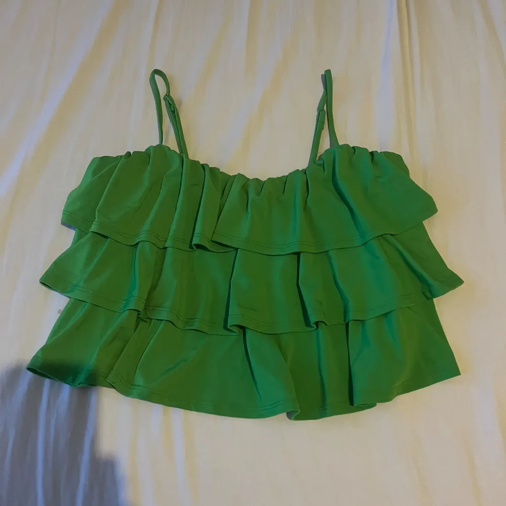 Ruffle summer top , Worn once , in good condition . Toppar.