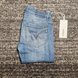 Dondup Jeans  - Tjena! Säljer ett par riktigt schyssta dondup jeans i modellen George. Skicket på jeansen är 9.5/10. Har du några frågor eller funderingar så hör av dig //IC_RESELL 