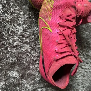 Nike air zoom mercurial elite fotbollskor  - Modellen är air zoom mercurial varor 15 elite med fg dobbar. Skorna är använda men det finns fortfarande liv i dom. Dessa skorna är de lättaste modellen nike har gjort och de har acc teknologi som gör att du har lika kontroll i alla väder. Mvh victor