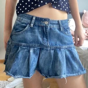 Volang jeans kjol - Superfin jeans kjol med volang, köpt på sellpy🥰 KONTAKTA IN ANVÄNDNING AV KÖP NU! 