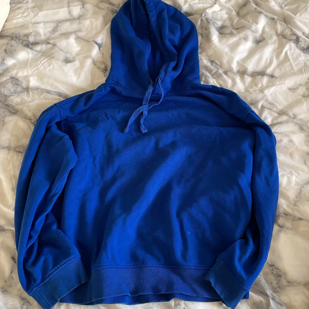 Säljer denna hoodie från zara! I använt men bra skick❣️. Hoodies.