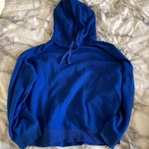 Blå hoodie  - Säljer denna hoodie från zara! I använt men bra skick❣️