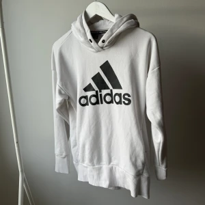 Adidas hoodie med fickor - Vit adidas hoodie med fickor storlek S, fint skick 