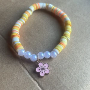 🌸🌟 - Somrigt armband med berlock, stretchig tråd så passar dom flesta 