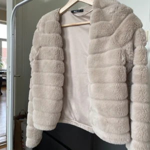 Pälsjacka - Från ginatricot, strl XXS 🤗 Sparsamt använd så i väldigt fint skick!